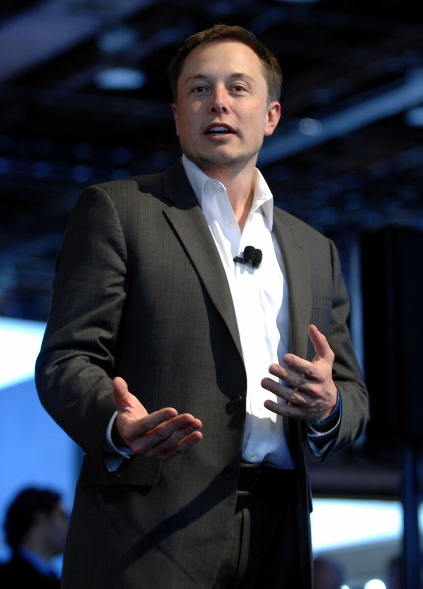 
Политика , 10 сен, 07:07  26 687 
Маск назвал настоящего президента США
Маск: управляющий телесуфлером Байдена — настоящий президент США
Человек, который «управляет телесуфлером» действующего президента США Джо Байдена, является настоящим главой государства. Об этом заявил в социальной сети X (ранее — Twitter) американский предприниматель, основатель компаний Tesla и SpaceX Илон Маск.

Так бизнесмен отреагировал на дискуссии по импичменту Байдену среди республиканцев. Подготовка к вероятным попыткам провести эту процедуру началась еще в январе, с первого дня заседаний палаты представителей, большинство в которой получили республиканцы.

«Настоящий президент — тот, кто управляет телесуфлером», — написал Маск

