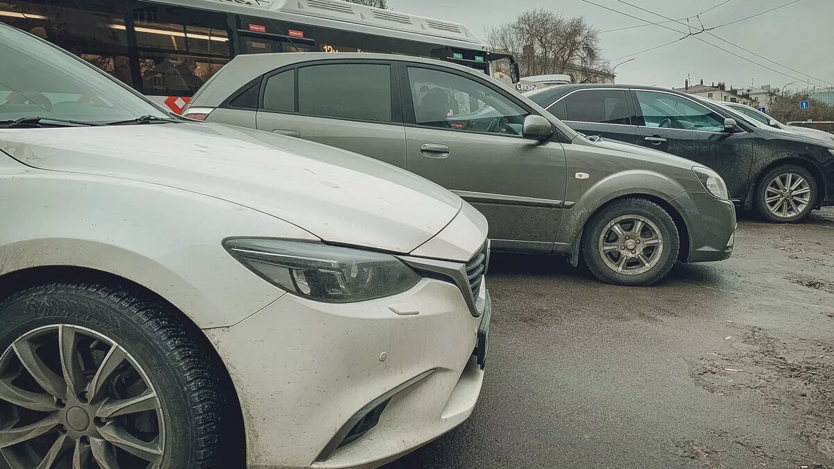     В Казани начнут наводить порядок с хаотичной парковкой по улице Марджани. Об этом во время прямого эфира рассказал Айрат Фаизов, префект особой территории «Старый город».