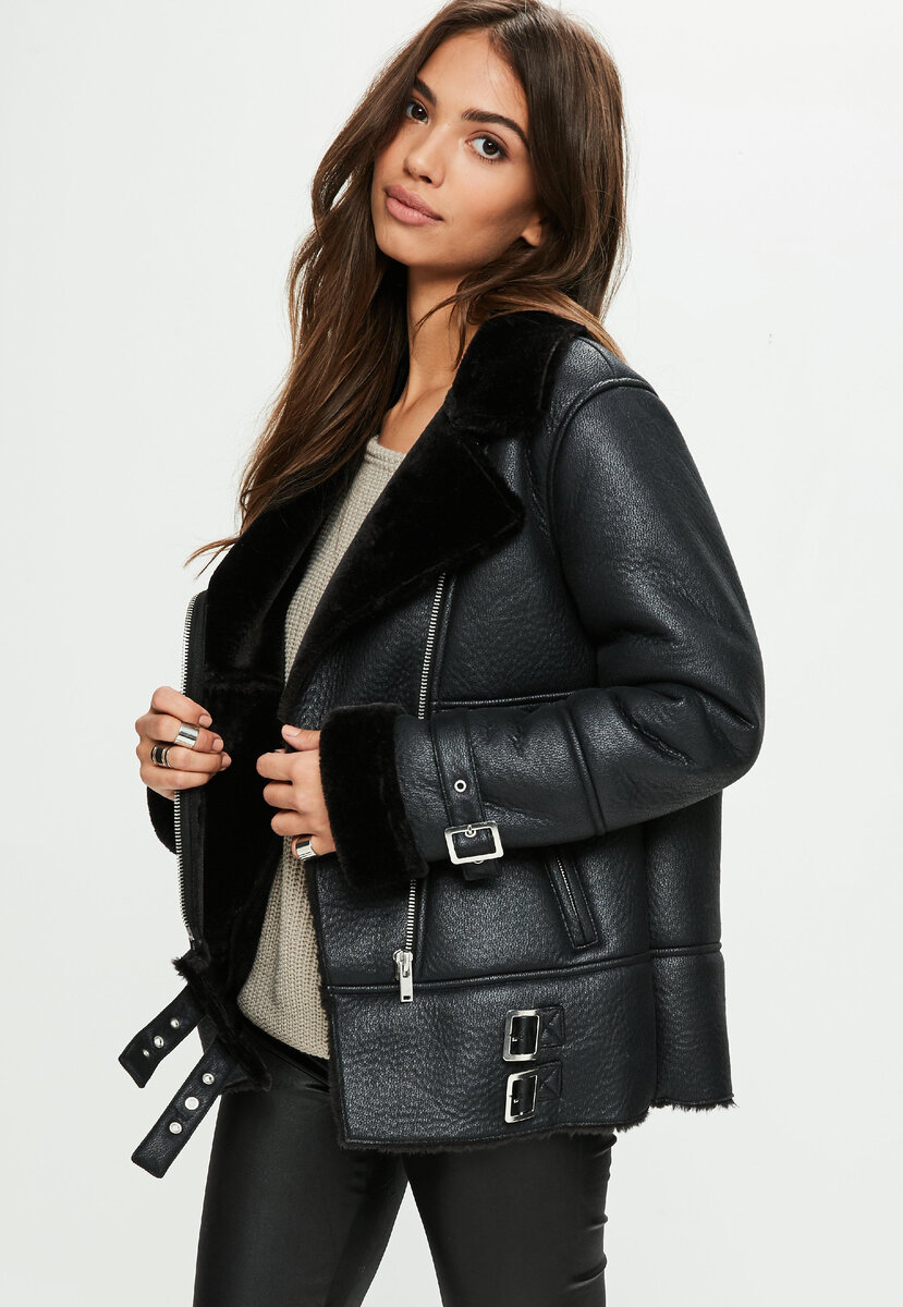 с кожаными штанами.