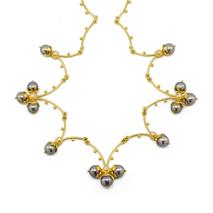 Это потрясающее, оригинальное, уникальное колье вдохновлено картиной XVIII века, изображающей женщину в красивой жемчужной короне.