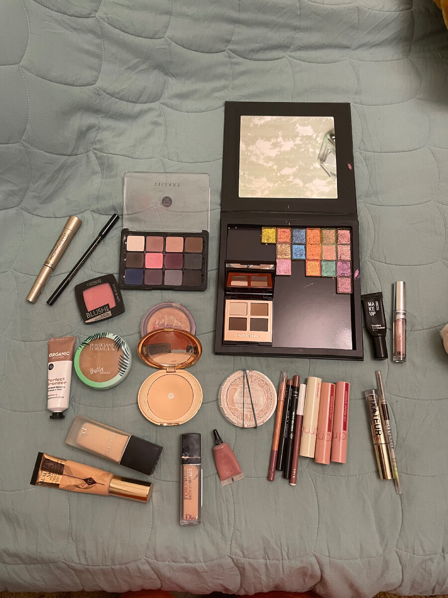 Из «санкционки» тут и Шарлотта, и однушки от Клионы (Clionadh)