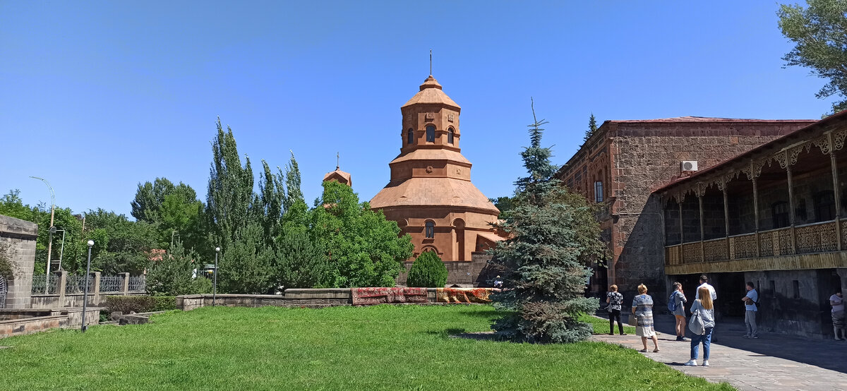 Во дворе музея истории и быта Гюмри