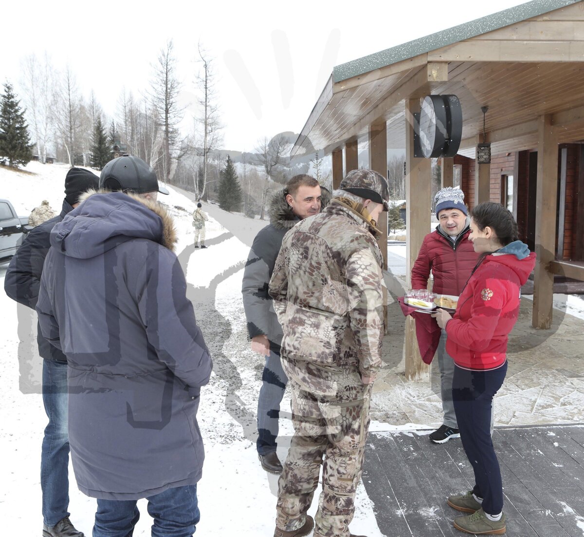 Спиной (в камуфляже) — Виктор Зимин, рядом — Алексей Дюмин и Андрей Воробьев (в красной куртке) | Фото: ЦУР