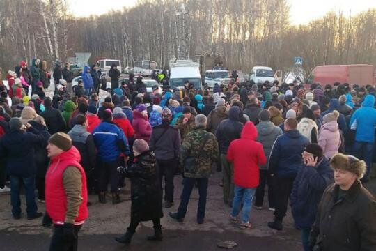 
Жители Коломны перекрыли дорогу, чтобы мусоровозы не проезжали к полигону твердых бытовых отходов «Воловичи». Фото: Ведомости