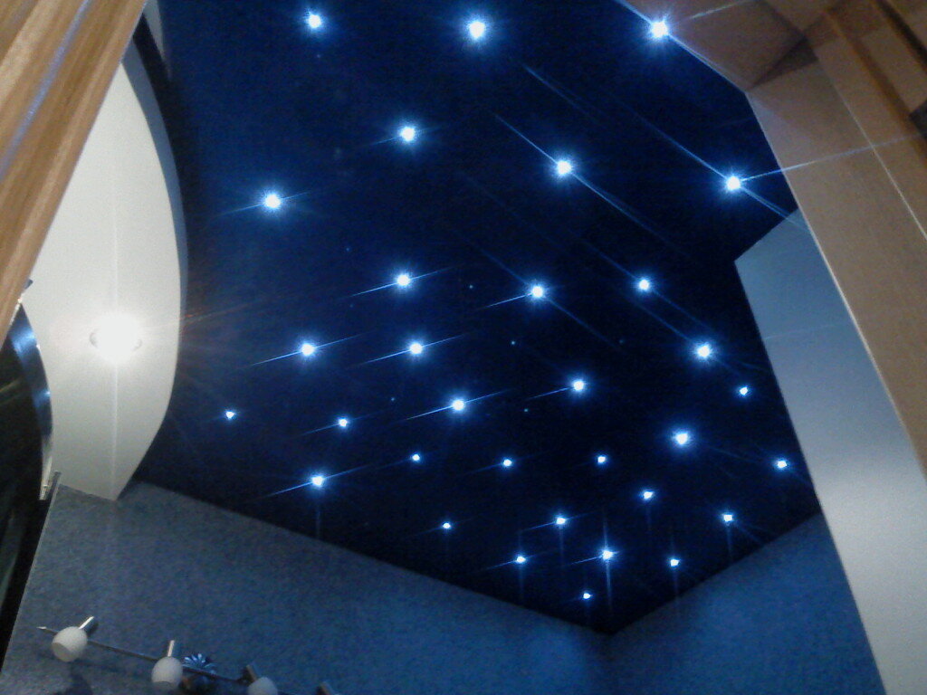 Потолок со светящимися звездами – универсальный вариант преобразить пространство