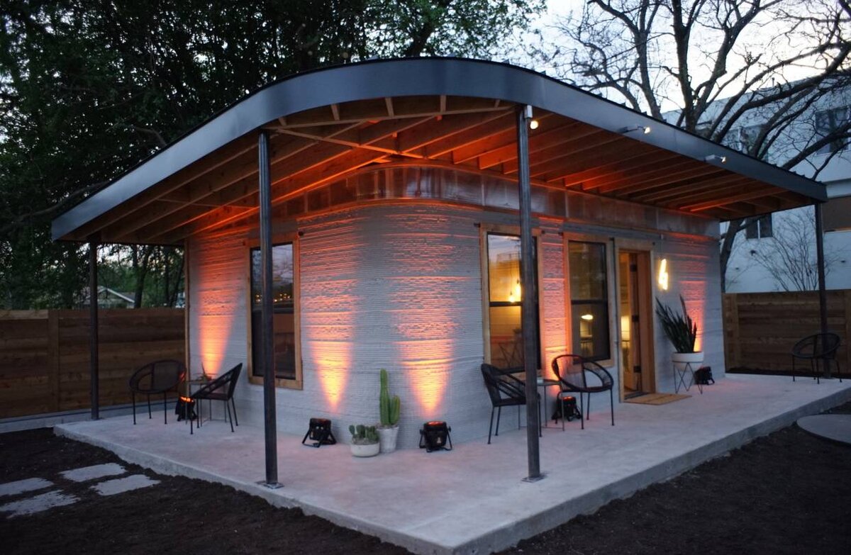 Дом в Остине, штат Техас, напечатан в бетоне Icon, местный стартап, чьи трехмерные методы печати были использованы для строительства домов для семей в Сальвадоре.  