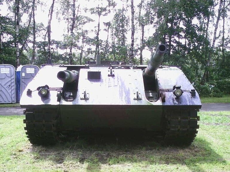 VT 1-1, оснащенный 105-мм орудиями. Каждое могло наводиться отдельно. Ручное заряжание двух орудий было затруднительным делом для одного заряжающего в тесном корпусе.