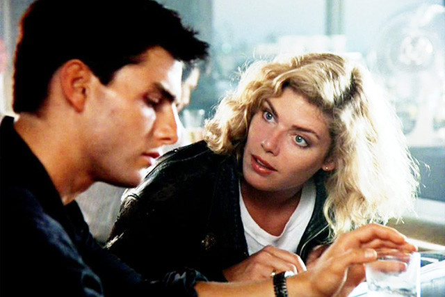 В «Лучшем стрелке» блондинка с голубыми глазами Келли Макгиллис сводила с ума всех мальчишек, мечтавших и о штурвале истребителя, и о такой боевой подруге.