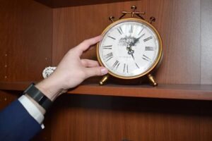    В ситуации, когда допущена ошибка, можно и нужно обращаться в суд. Готовить ходатайство об удалении данных о судимости из базы данных.