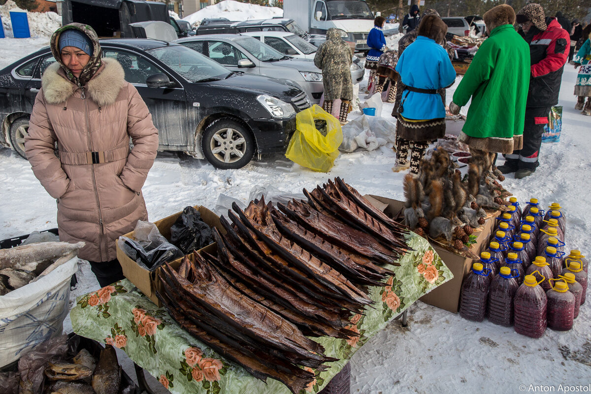 1. Торговля дарами местной природы. Рыба, чучела белок и замороженные ягоды в пластиковых бутылках.