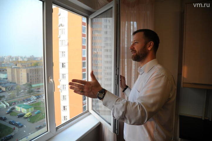 Чтобы справиться с аллергенами, важно как можно чаще проветривать квартиру. На фото: Денис Платонов
Автор снимка:Светлана Колоскова, "Вечерняя Москва"