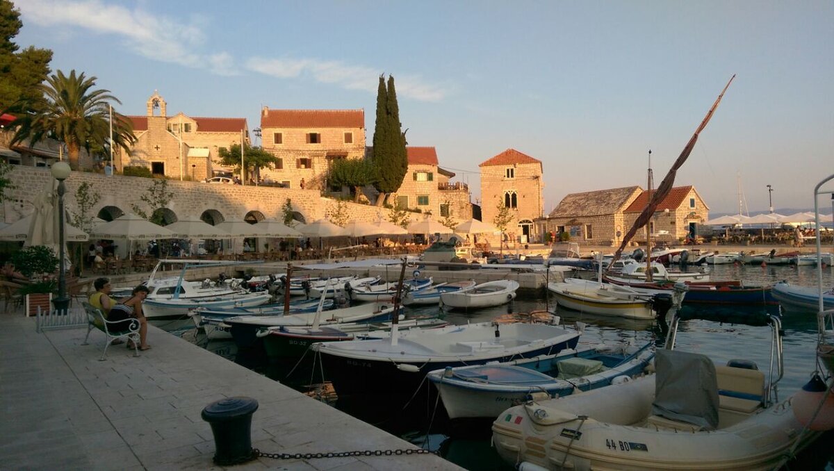 Так сложилось, что в нашей стране самое популярное хорватское направление – это Дубровник. Конечно, нельзя умолять достоинства этого прекрасного места, но, как говорится, ни Дубровником единым богата Хорватия. Одно из мест, которое смело можно назвать символом Адриатики и сокровищем всей Хорватии, это город Бол. 

