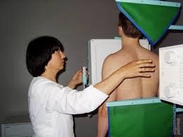 Флюорография – это метод исследования органов дыхания, который выполняется с использованием рентгеновских лучей и специальной аппаратуры, фиксирующей их тени при прохождении через грудную клетку и органы. С ее помощью можно с достаточно высокой точностью определить состояние органов дыхания, наличие или отсутствие изменений в тканях легких, новообразований, затемнений.