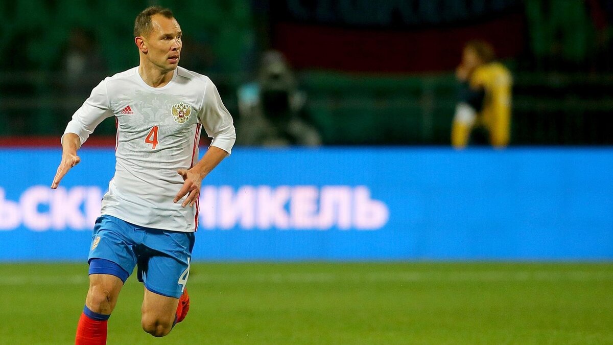 Сергей Игнашевич в футболке сборной России