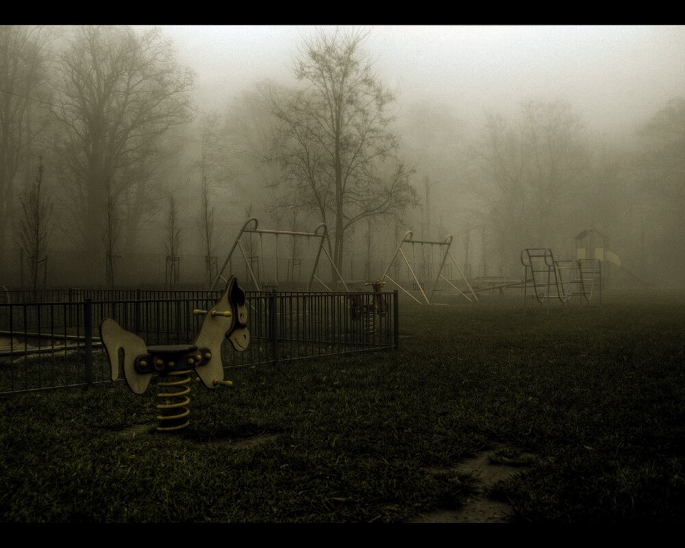 Кошмар дачи. Заброшенная детская площадка. Заброшенные детские площадки. Жуткий туман. Заброшенный город в тумане.