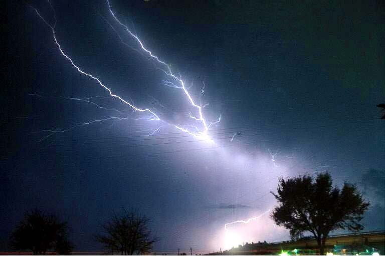 Воробьиная ночь — время разгула нечистой силы. Черти и бесы отмечают свой праздник, ведьмы устраивают шабаш. Неофиты предлагают тьме подношения, устанавливают контакт с силами зла и получают знания о черной магии. Наблюдение за царящей за окном непогодой заряжает магической энергией и восполняет потраченные ресурсы мага. Духи стихий бесчинствуют. Дождь заливает улицы, ветер срывает крыши. Удары молний становятся причинами пожара, земля дрожит и уходит из-под ног.