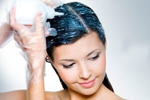 Примета, запрещающая беременным красить волосы, появилась сравнительно недавно. В те времена, когда слагались суеверия, красок на химической основе не существовало. Травяные средства вроде хны или басмы особого вреда не наносят, скорее наоборот, полезны для здоровья волос. Наши предки не запрещали будущим мамам окрашивать их красками на основе трав.