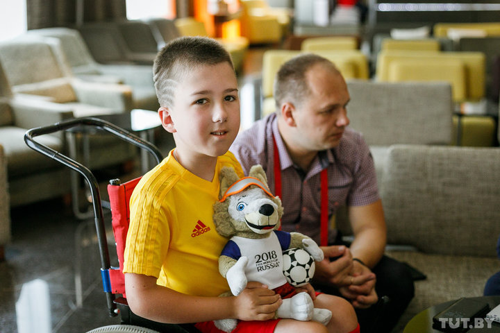 Еще в самолете перед вылетом из Минска пилот объявил, что на борту летит Арсений. Клоун подарил ему Забиваку