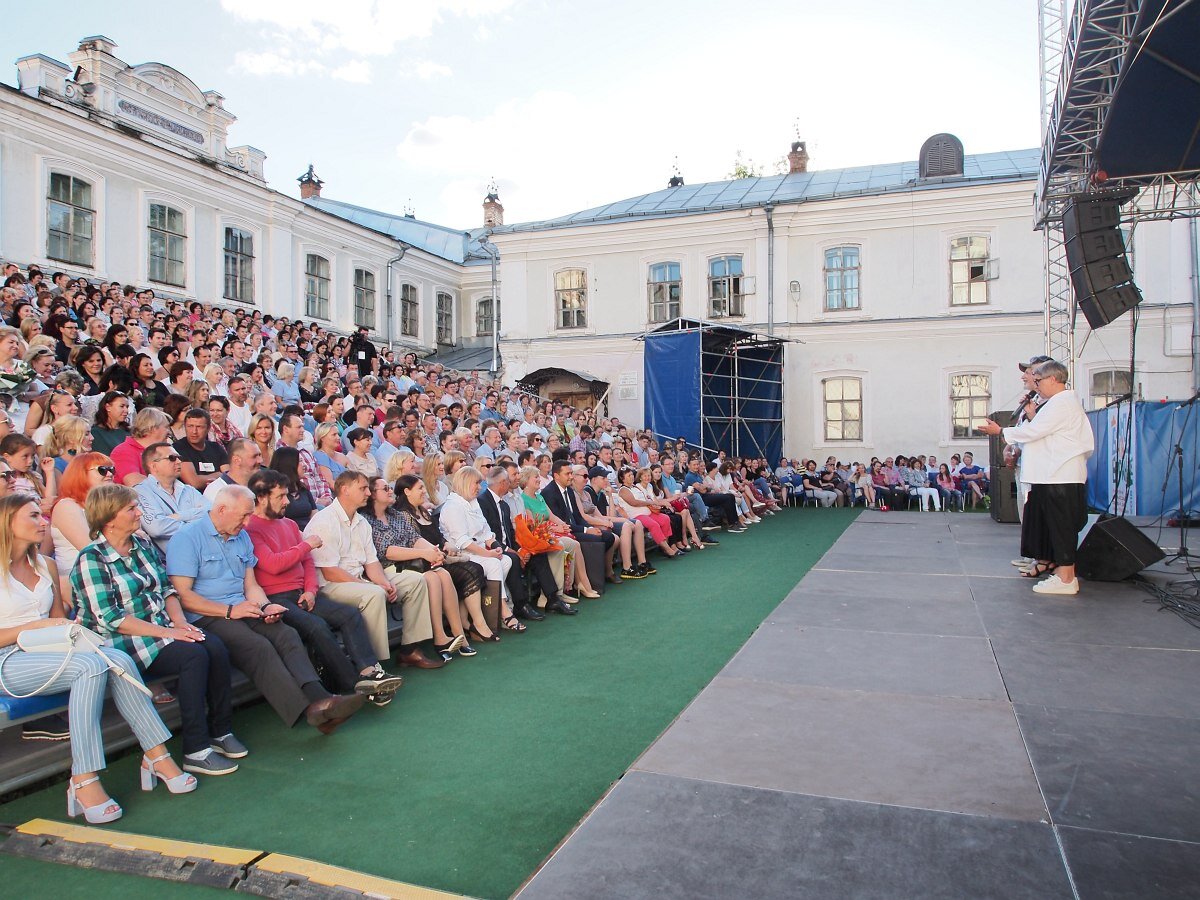 Сцена и слушатели в Консисторском дворике