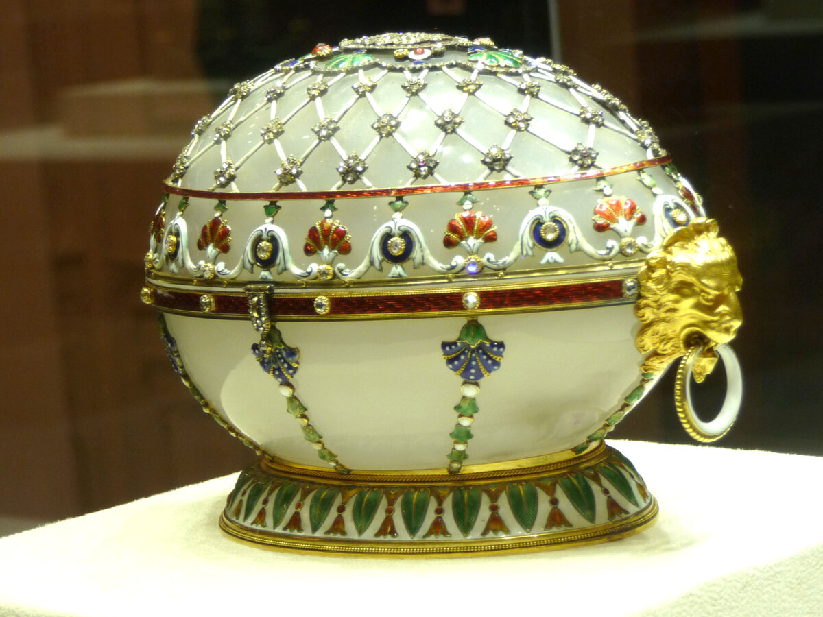 футляр фаберже. яйцо фаберже 2022. карл фаберже яйца. музей карла фаберже. вытекающее яйцо москва выставка.