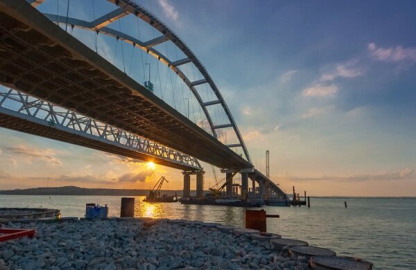 
Судоходные арки Крымского моста