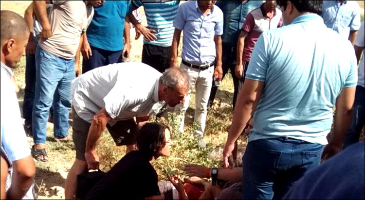 Оказание помощи одному из туристов. Фото с сайта Ozodi.org
