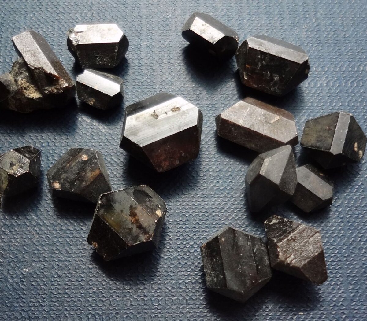 Лоренценит - минерал натрия