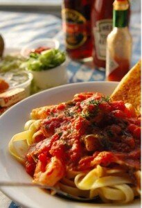 Идея для бизнеса возникает сама собой. Можно заняться приготовлением обедов и доставкой их в офисы, организации и по другим адресам. Чтобы каждый рабочий человек смог отведать вкусный обед, который доставят ему к обеденному перерыву.
Начать можно с конкретных людей (знакомых), которые будут не против такого эксперимента. Приготовьте для них заказ, по предварительному меню и доставьте по адресу к нужному времени. Важно, чтобы обед сохранил тепло. В процессе работы подсчитывайте стоимость продуктов, энергии, времени, труда, посуды и всего остального, что будет сопутствовать работе. Это нужно для определения себестоимости заказов и получения прибыли.