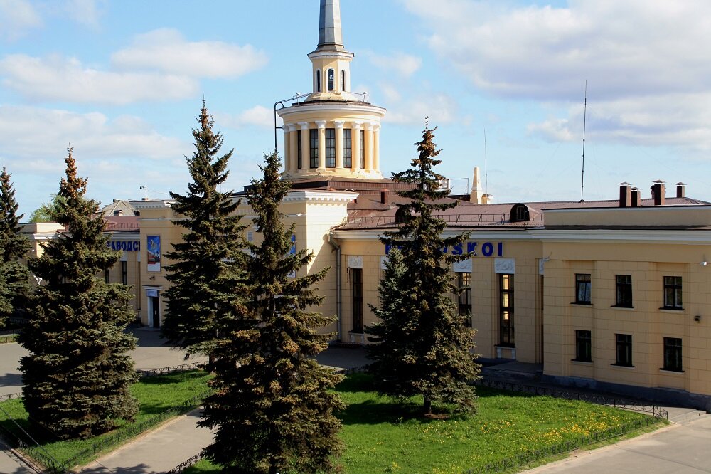 Ели на перроне ж/д вокзала в Петрозаводске