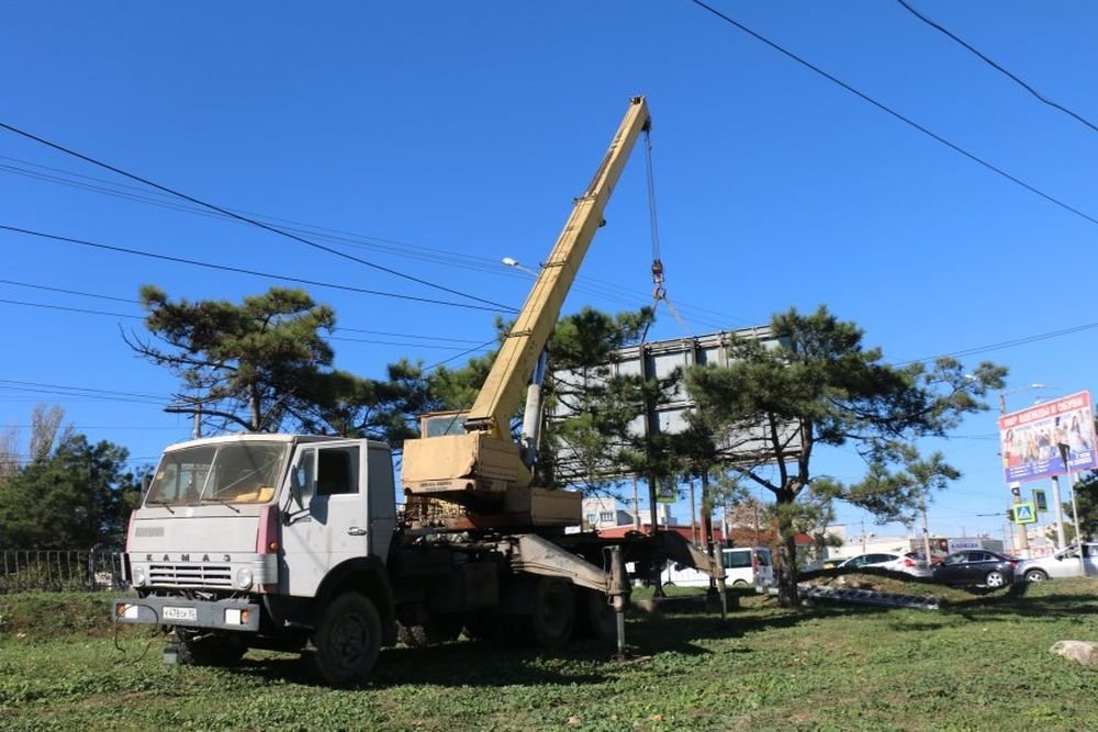 Демонтаж билборда на проспекте Острякова. Фото: sevastopol.gov.ru