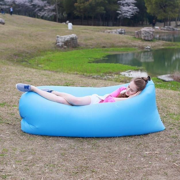 Является главным трендом 2017 года. Вам больше не придется искать свободную скамейку либо пачкать свою одежду, сидя на траве. Отлично подходит для любой погоды, можно использовать на воде, как плавательное средство. Занимает мало места, затруднений при транспортировки с ним не будет. Удерживает воздух до 12 часов, что позволяет пользоваться надувным диваном даже для сна.
ALIEXPRESS