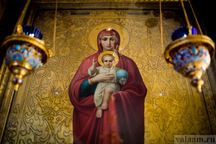 О том, что эта икона была и остается заступницей нашего Отечества, рассказывают три видения, которые во время службы в храме посетили старца Валаамского монастыря иеросхимонаха Михаила, практически нашего современника – он ушел из жизни в 1962 году. 