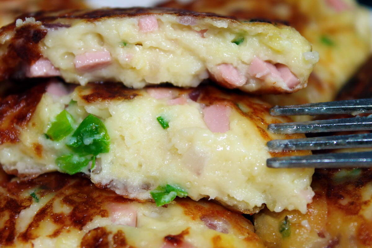 Драники с колбасой и сыром. Драники с фаршем на сковороде. Драники. Гренки с колбасой и сыром. Драники из картошки.
