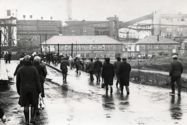 Проходная Сясьского целлюлозно-бумажного завода в 1960-е годы. Фото из сети.
