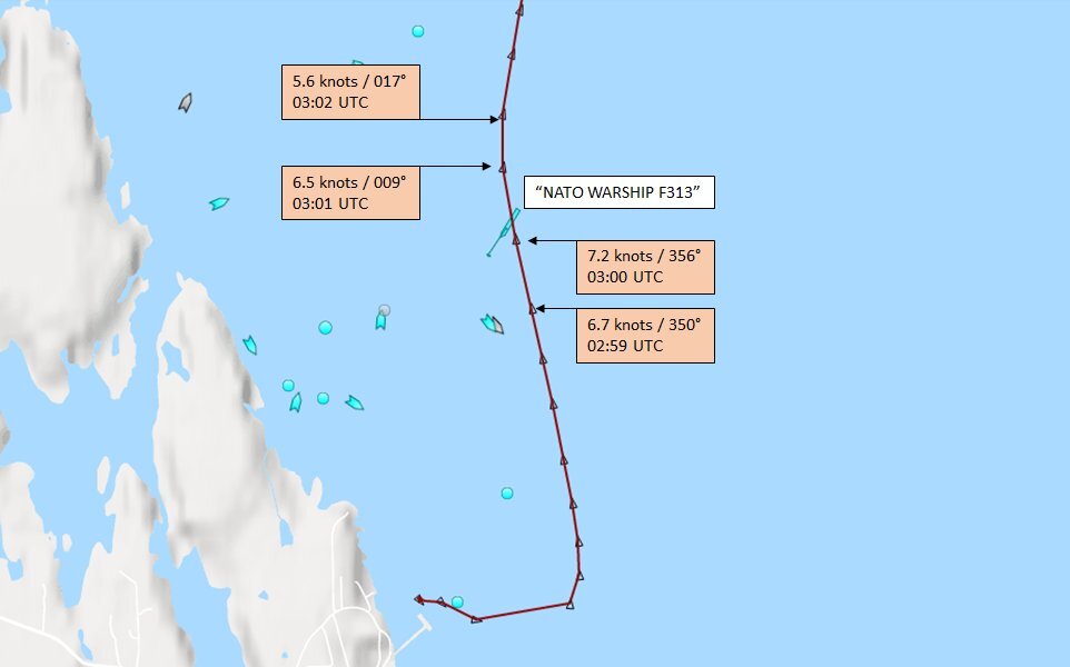Изображение с терминала Marinetraffic. Ресурс показывает взаимное положение кораблей в момент аварии. Фрегат пересек курс танкера, получив удар в правый борт.