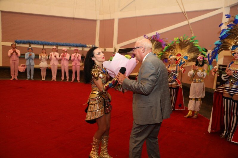 1.  Во-первых, цирк - это история и традиции. Очень здорово, что в этом сезоне программа любимого цирка Дарьи Костюк идёт на сцене цирка Никулина. На фото как раз Дарья Костюк и представитель династии Никулиных, руководитель цирка на Цветном - Максим Юрьевич Никулин.
Отец Дарьи Леонидовны в 80е гг. тоже возглавлял Цирк на цветном. Такая вот удивительная цирковая история свидетелем которой мне посчастливилось быть. Уникальная современная постановка на самой известной цирковой арене страны.

