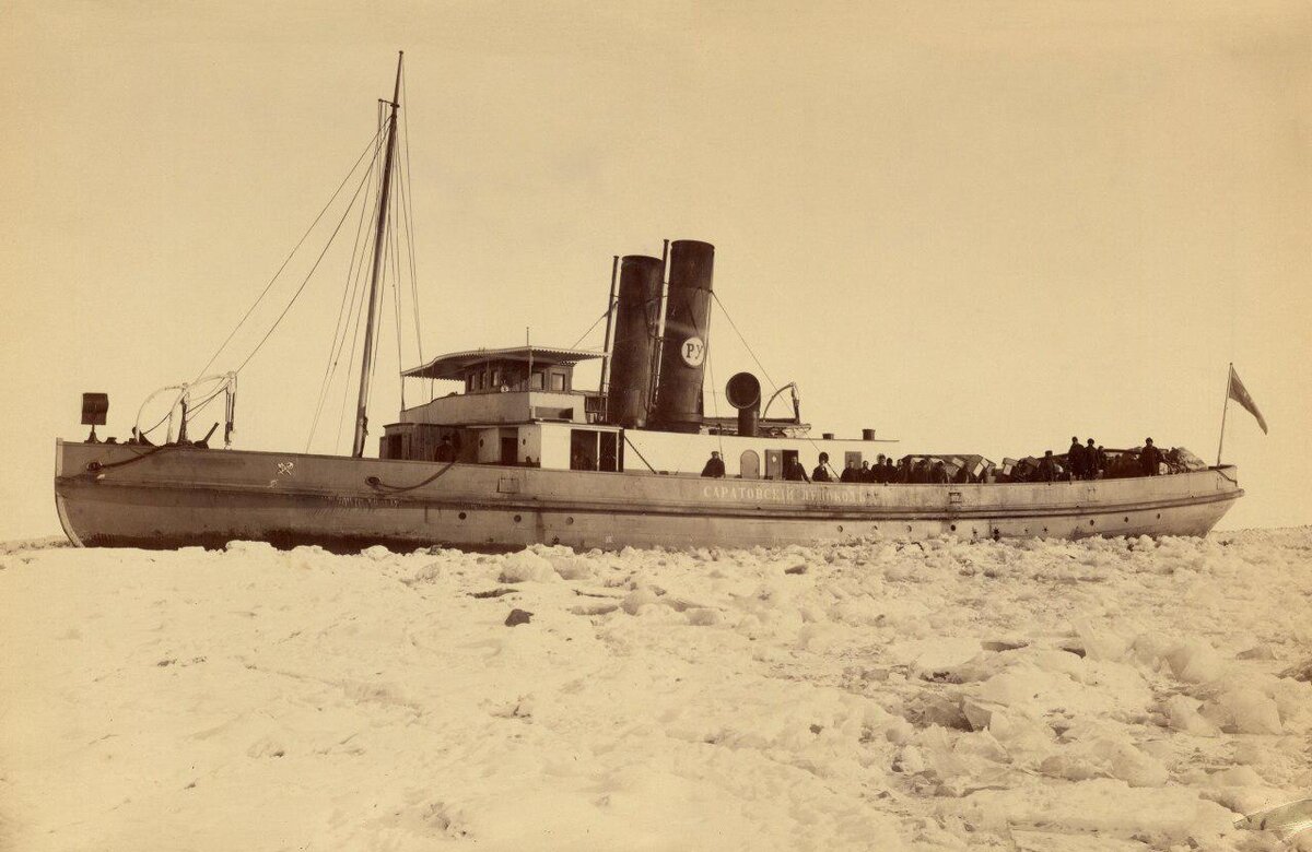 Еще один старейший ледокол, который можно посмотреть - при определённой сноровке. Саратовский ледокол был построен англичанами на верфи Sir W G Armstrong Whitworth & Co Ltd по уникальному проекту.