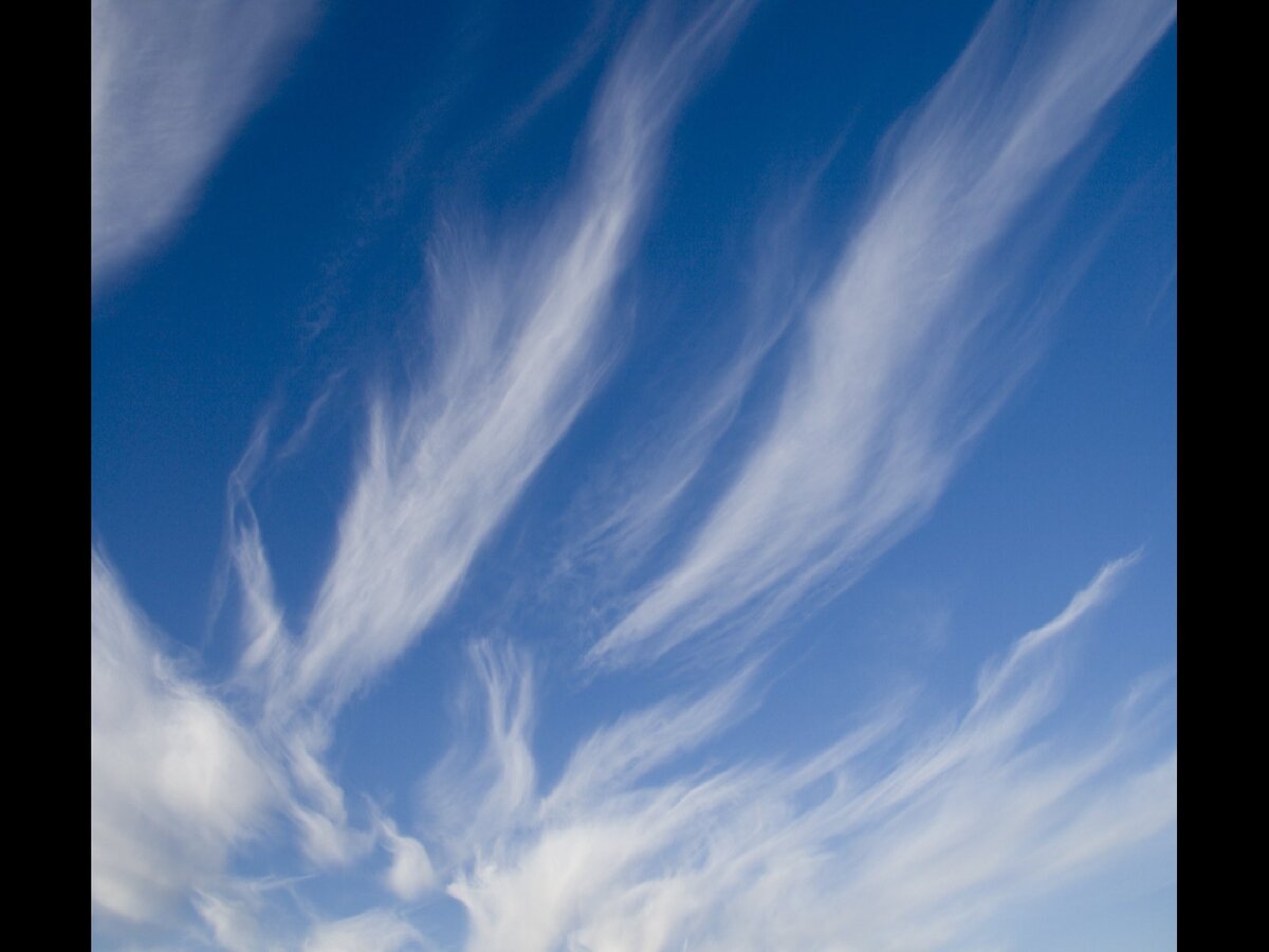 Перистые облака, взято от сюда: https://sepimages.ru/pic/peristie-oblaka