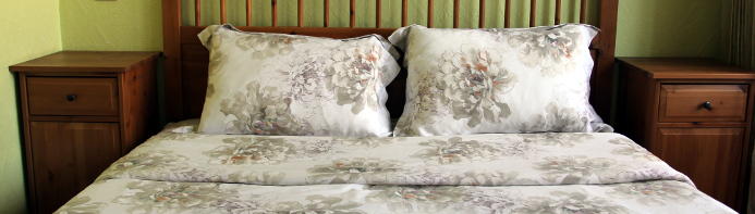 На фото комплект постельного белья из 100% тенселя. Материал тонкий - ушки не стоят. Источник www.razmer-v-razmer.ru