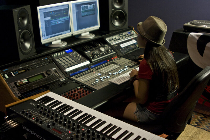 Музыканты в студии звукозаписи. Ableton live в студии. Создание музыки. Сделай музыкальную. Студия звукозаписи.