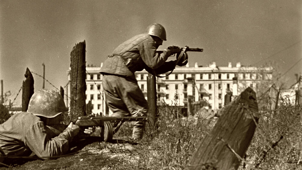 Советские автоматчики в бою на улице Сталинграда. 1942 г.