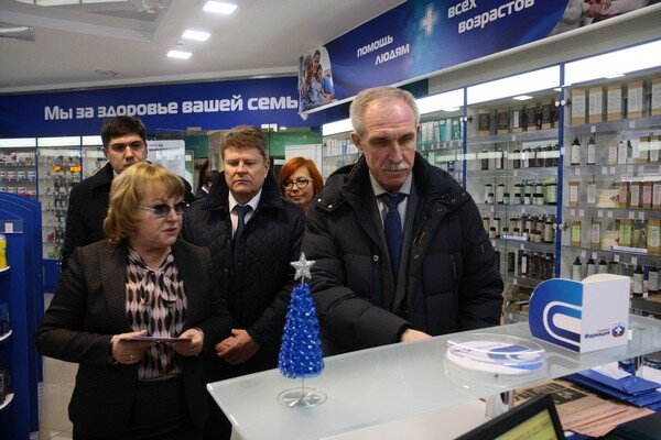 Губернатор Ульяновской области Сергей Морозов посещает одну из аптек АО «УльяновскФармация». Рядом с ним генеральный директор компании Ольга Кузнецова, позади экс-депутат Игорь Тихонов и экс-министр здравоохранения Павел Дегтярь. Декабрь 2015 года