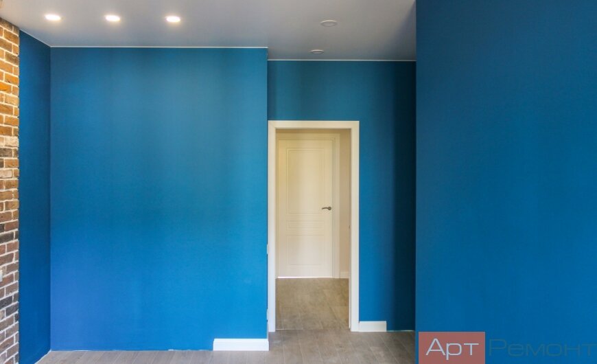 В нескольких местах плинтуса нет. Так сделано потому, что заказчик ремонта будет устанавливать встроенные шкафы в эту комнату. Шкафы должны плотно прилегать к стене: плинтус мешал бы.