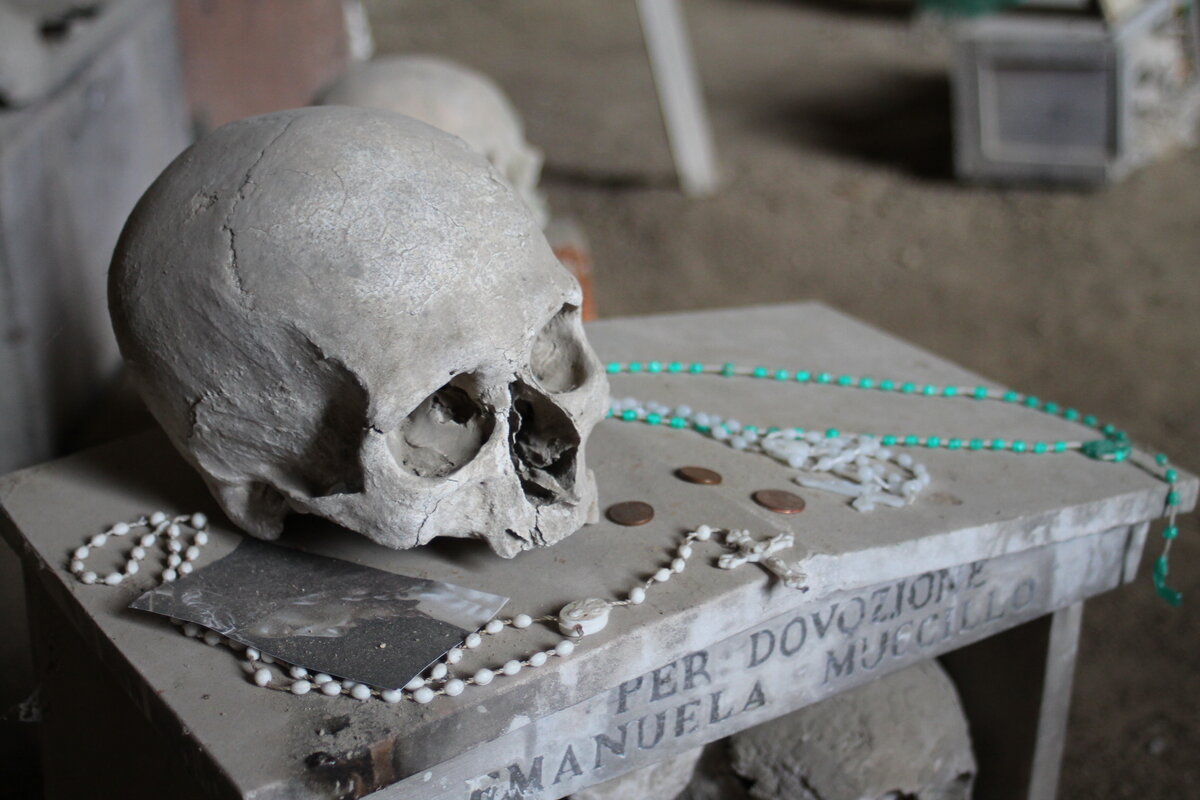 неапольский оссуарий Cimitero fontanelle