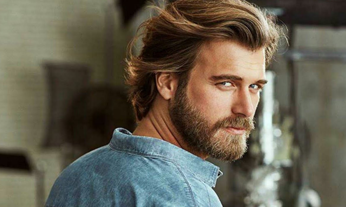 На фото турецкий актер Кыванч Татлытуг