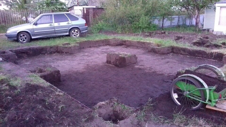  Затем вручную был выкопан котлован, глубиной 50-80см из-за неровностей участка. 