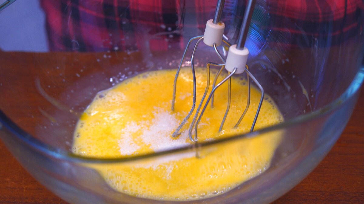 Взбиваем яйца, кефир, растительное масло до воздушной пены. Комков с сахаром не должно быть!