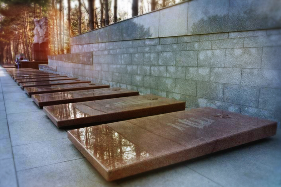 Мемориал на городском кладбище г. Дальнереченска, на котором захоронены останки погибших советских пограничников Иманского погранотряда (фото Сергея Горбачева)