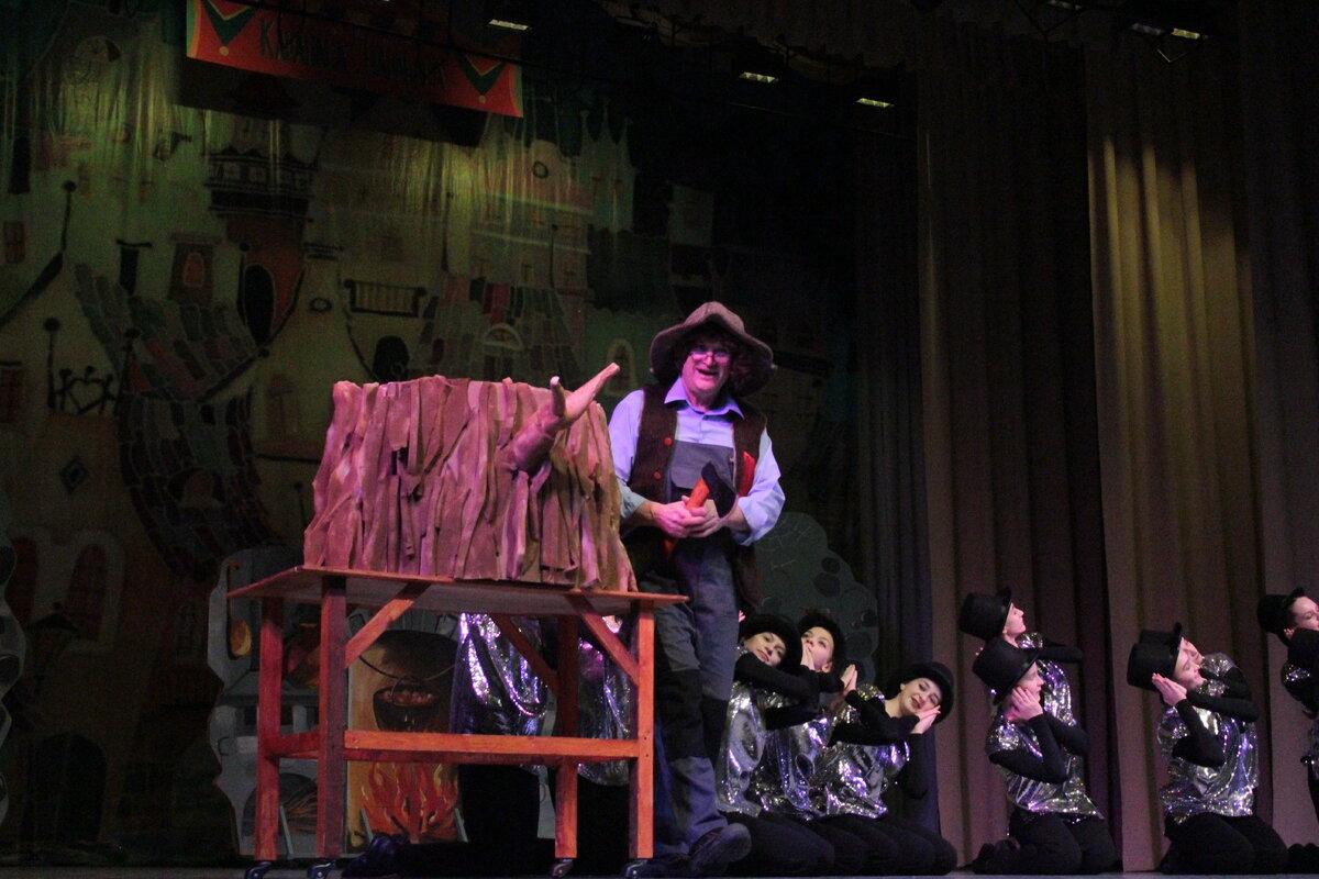 В роли Папы Карло - Николай Сергеенко