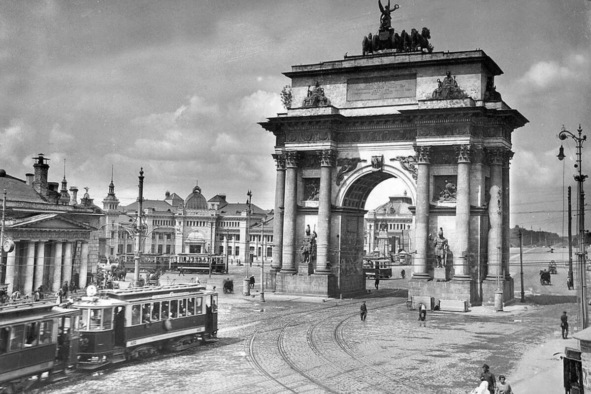 Исторические события существования Московских Триумфальных Ворот связаны с появлением первого трамвая, который приводился в движения за счет электричества. Таким образом под аркой была протянута линия в 1899 году, которая соединила Страстную площадь (сегодня мы знаем ее как Пушкинскую Площадь) и Петровский Парк.  